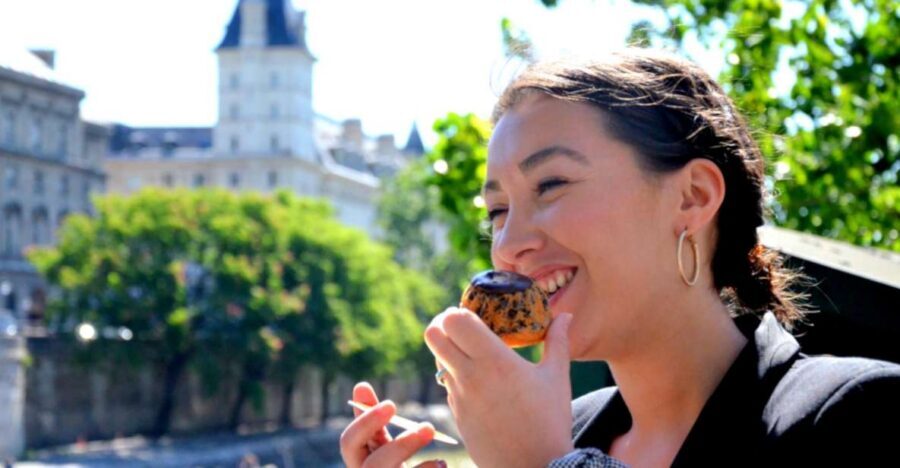 Paris: Guided Champagne & Food Tour in St-Germain-des-Pres - Starting at Les Deux Magots and getting your bearings