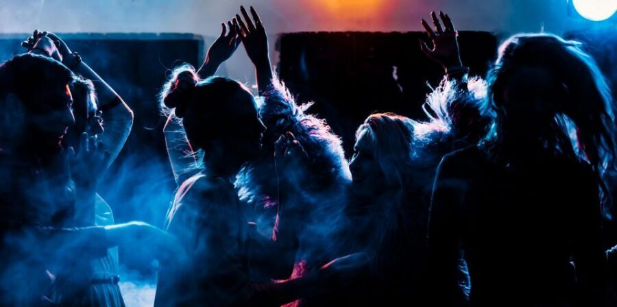 Paris: Guided New Year's Eve Bar Crawl with Drink - Meeting at Bull’s Brothers Pub: the fast way to start strong