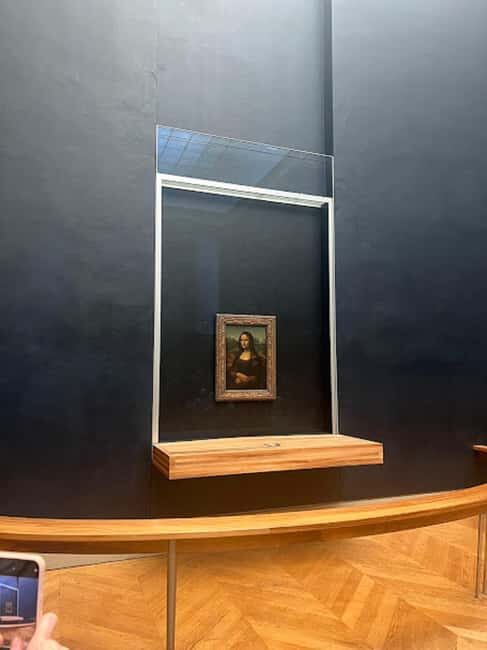 Paris: Guided tour in PORTUGUESE at the Louvre-semi-private - French royal jewelry and Versailles-inspired galleries