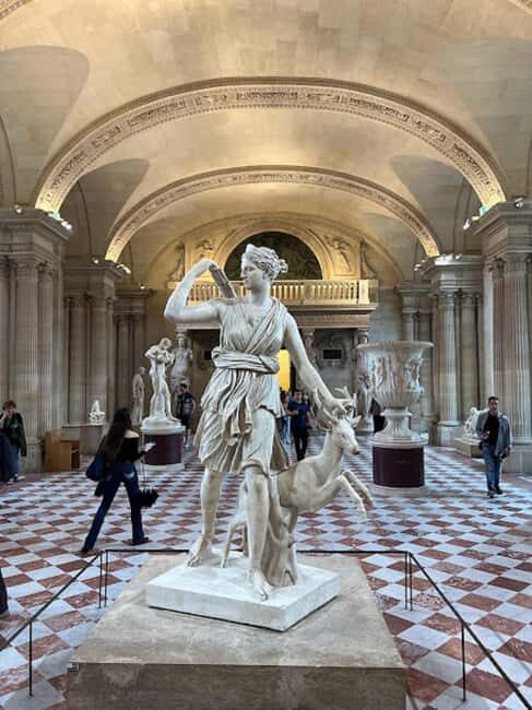 Paris: Guided tour in PORTUGUESE at the Louvre-semi-private - What “semi-private” really gives you here