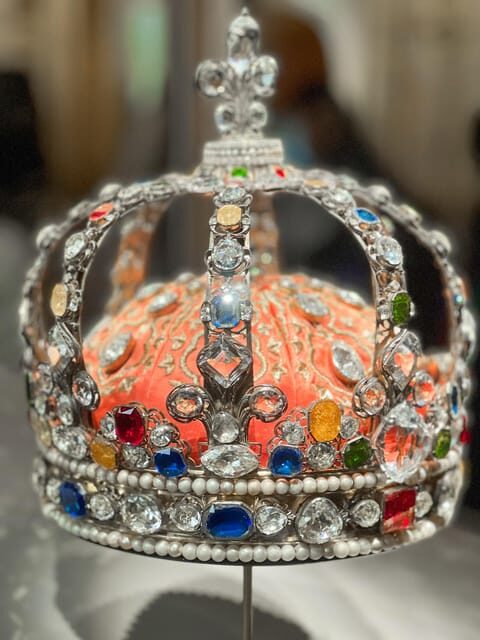 Paris: Guided tour in PORTUGUESE at the Louvre-semi-private - Logistics you should know before you go