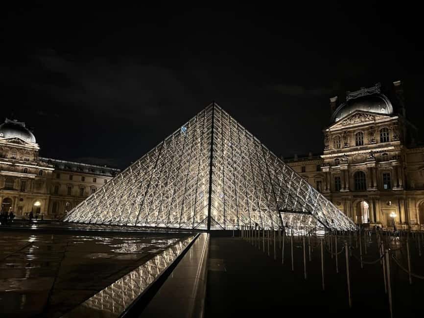 Paris: Guided tour in PORTUGUESE at the Louvre-semi-private - Louvre Pyramid Start: Orientation, then straight into the art