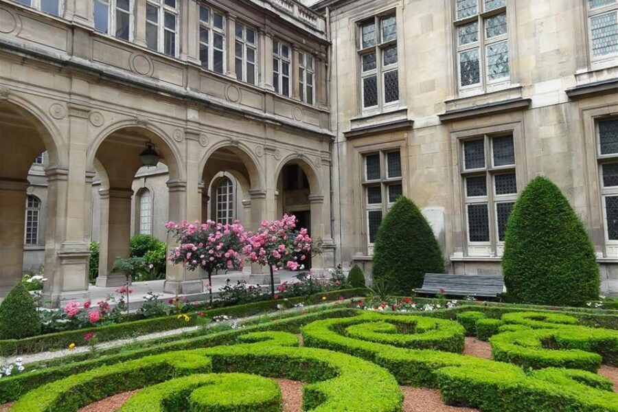 Paris: Guided tour of Marais in German - Hôtel de Ville and the Centre Pompidou stop: city identity before neighborhood vibes