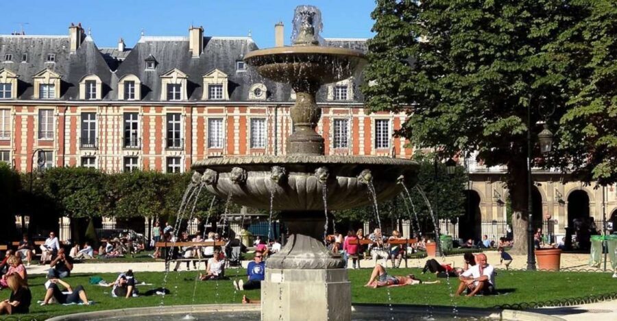 Paris: Guided tour of Marais in German - Place des Vosges: architecture you can read like a timeline
