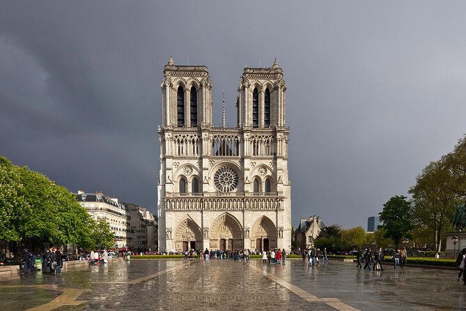 Paris highlights sightseeing tour with private Transportation - Île Saint-Louis and Notre-Dame area: river calm with quick photo time
