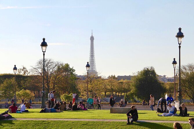 Paris - Historic City Center Walking Tour - Pont Neuf and the Louvre stories you can use outside the museum