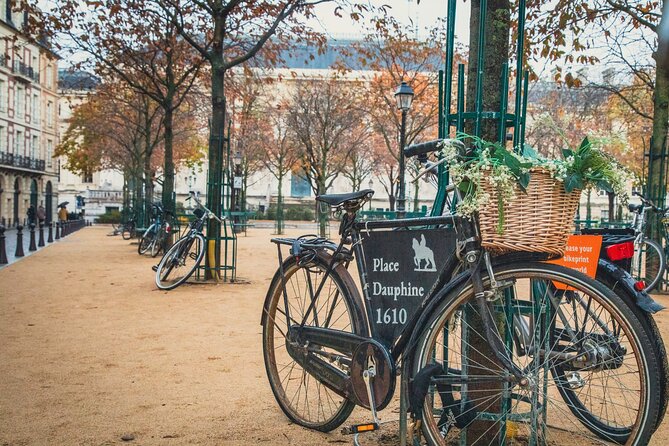 Paris History Walk: Medieval Marais, Notre Dame Islands & Stories - Île Saint-Louis: quieter quays, elegant houses, and optional Berthillon time