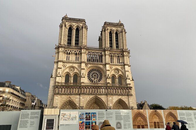 Paris Île de la Cité and Notre-Dame Walking Tour With Crypt - Meeting at Pont Neuf and finishing by the crypt entrance