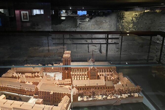 Paris Île de la Cité and Notre-Dame Walking Tour With Crypt - Conciergerie and the Palais de Justice façades: royal halls turned prison
