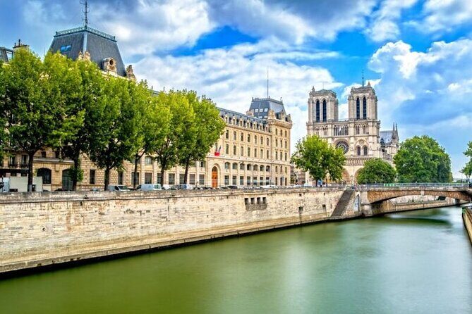 Paris Ile-de-la-Cité Walking Tour: Max 6 People Group or Private - Île Saint-Louis: postcard balconies and calmer Seine views
