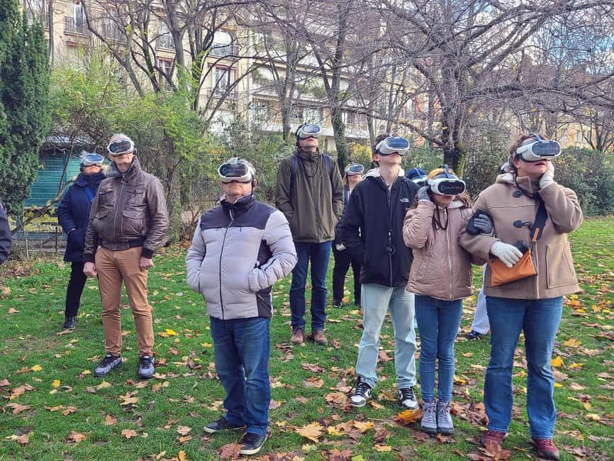 Paris : Immersive Eiffel Tower tour with virtual reality - Getting set up with Viality Tour: small group, real guide time