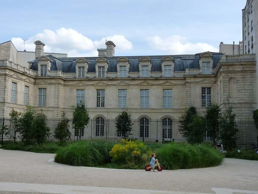 Paris: Jewish Marais District Walking Tour - Language and guide quality: how to get the most from the experience