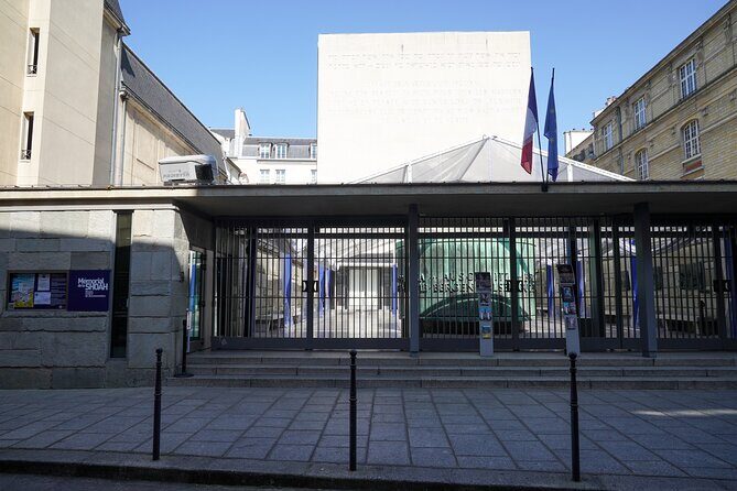 Paris Jewish Quarter Marais Smartphone GPSAPP Audio Walking Tour - Outside the Synagogue de la Rue Pavée: A Short Stop With Big Meaning