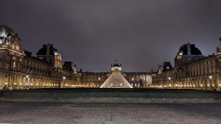 Paris : Late Night Louvre Tiny Group Tour - Meeting at Le Kiosque des Noctambules: how to find your guide quickly