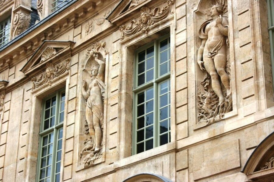 Paris: Le Marais Highlights Guided Small Group Walking Tour - Hôtel de Sully: a 17th-century mansion stop that teaches you how to look