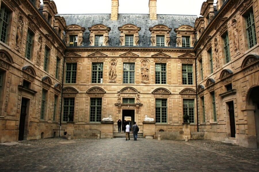 Paris: Le Marais Highlights Guided Small Group Walking Tour - Private mansions and royal echoes: the Marais behind the postcards