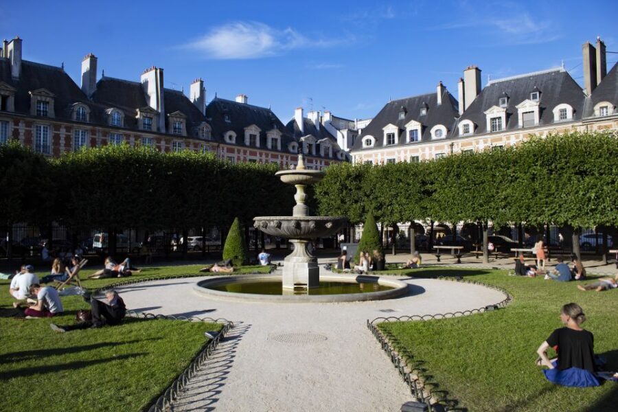 Paris Le Marais Walking Tour: Small Group Experience - Hôtel de Sens stop: setting the stage with early context
