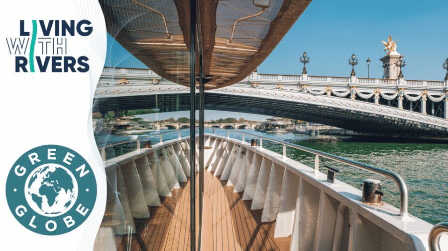 Paris: Live Guided Cruise with Crepe and Soft Drink - Key points at a glance