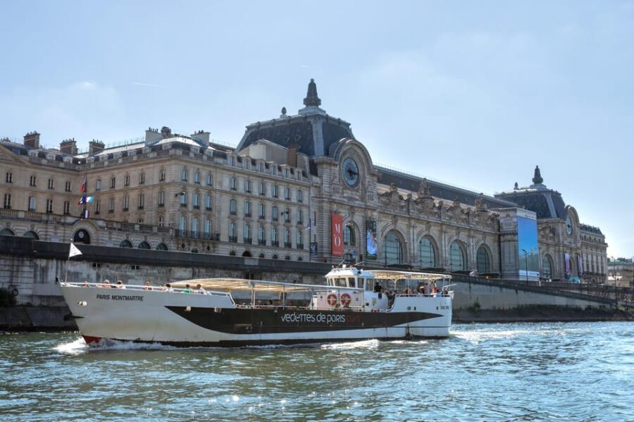 Paris: Live Guided Cruise with Crepe and Soft Drink - Live guide commentary and the multilingual app