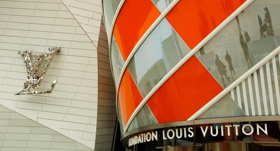 Paris: Louis Vuitton Foundation Exterior Tour with Entry - Stop 1: Le Séquoia Café and the walk-start briefing