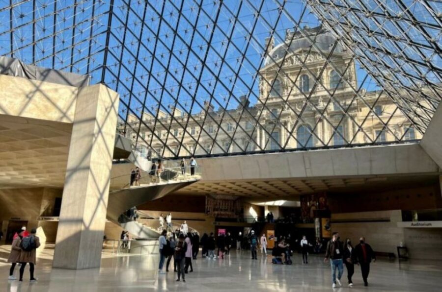 Paris Louvre Exclusive Semi Private Guided Tour Max 6 People - The Mona Lisa Moment: Standing Close to a Painting With Gravity