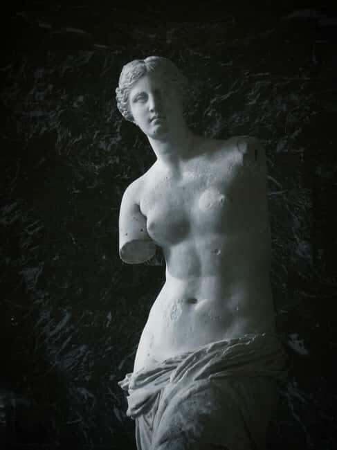 Paris: Louvre Guided Tour with Skip-the-Line Entry Tickets - Winged Victory of Samothrace: seeing sculpture like a pro