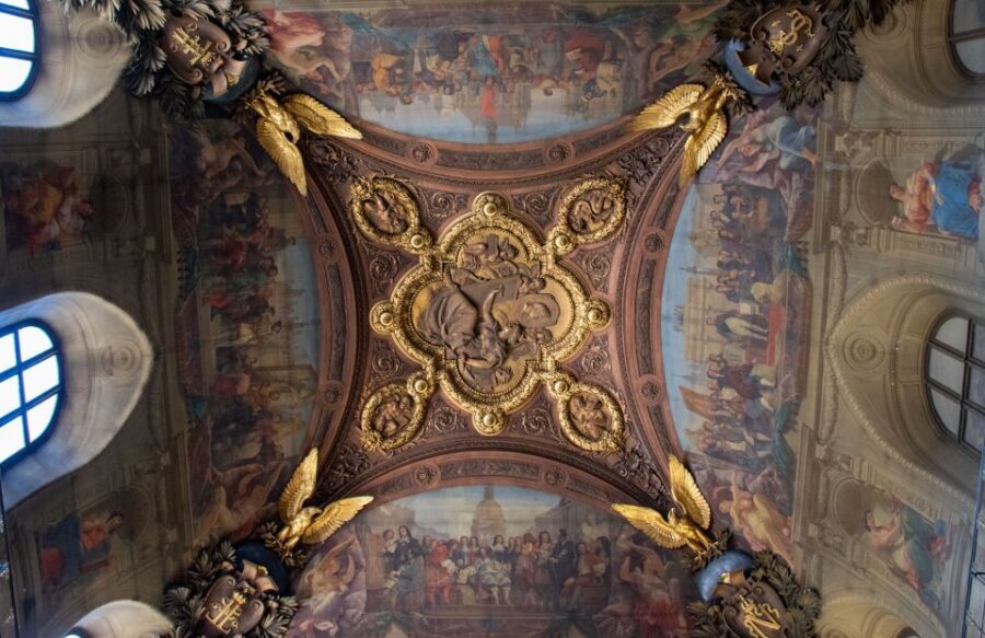 Paris: Louvre Museum Highlights Small-Group Guided Tour - Small-Group Energy: You Get a Real Guide, Not a Human Audio Clip