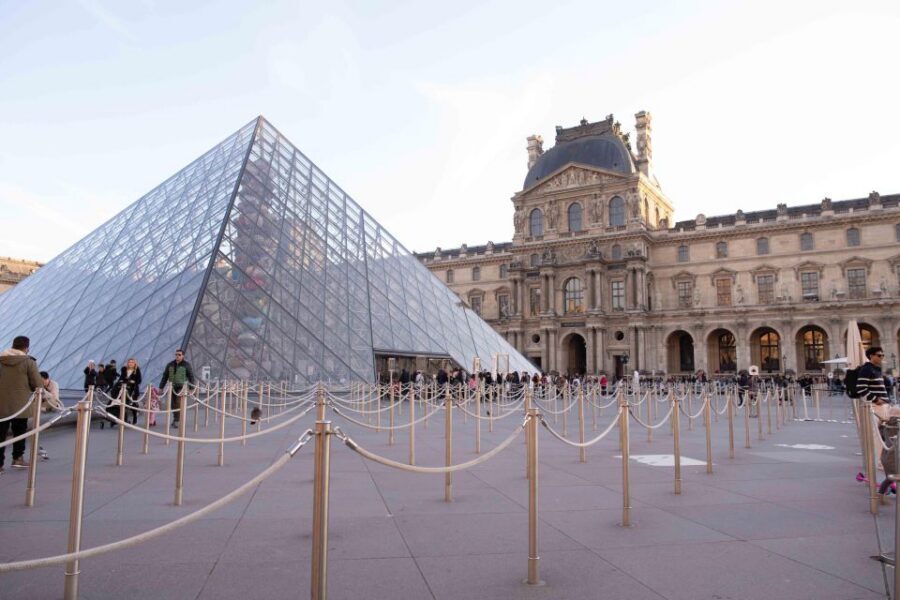 Paris: Louvre Museum Mona Lisa First Viewing Semi-Private - The one-hour guided run: getting to the Mona Lisa with a plan