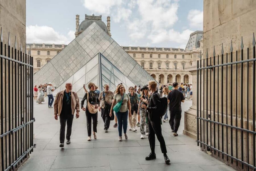 Paris: Louvre or Orsay, Eiffel Tower, City Walk & Cruise - Sainte-Chapelle and the Latin Quarter close to the action