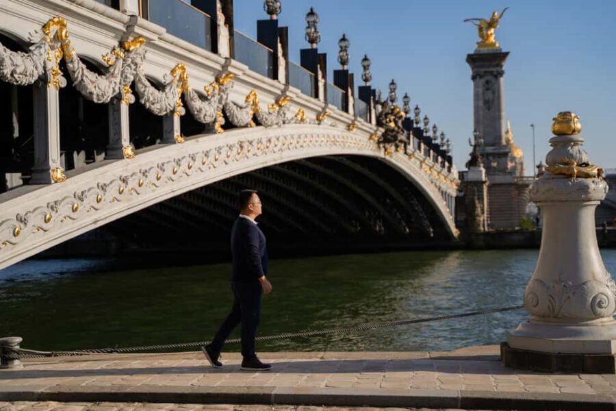 Paris: Louvre photoshoot or Seine bridges Eiffel Tower walk - The itinerary flow: from Louvre area to Seine bridges to Eiffel Tower
