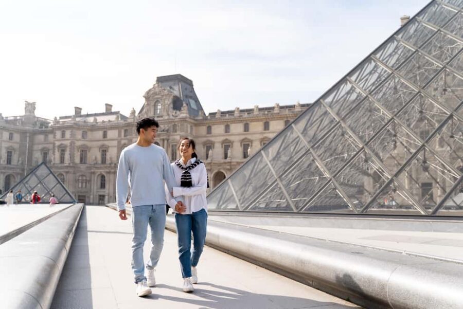 Paris: Louvre photoshoot or Seine bridges Eiffel Tower walk - Your photos: 25 edited images, 72-hour delivery, and the chance to buy more