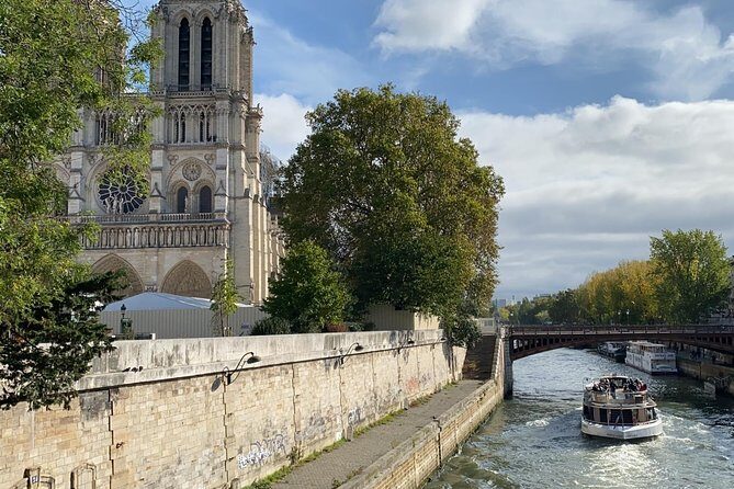 Paris & Louvre Semi Private or Private Tour with Île de la Cité - From Pont Neuf to Île de la Cité: a calmer start than you expect