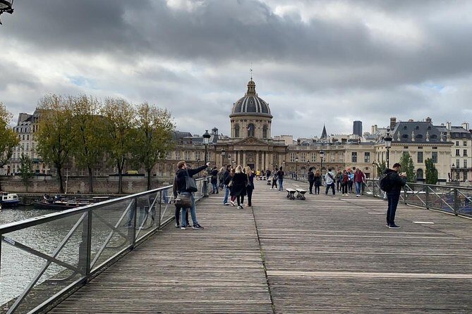 Paris & Louvre Semi Private or Private Tour with Île de la Cité - Entering the Louvre with priority admission: less waiting, more seeing