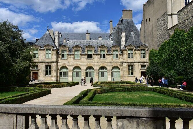 Paris Medieval Heart: Walking Tour in Ancient Marais - Small group (up to 15) and a guide who brings the route to life