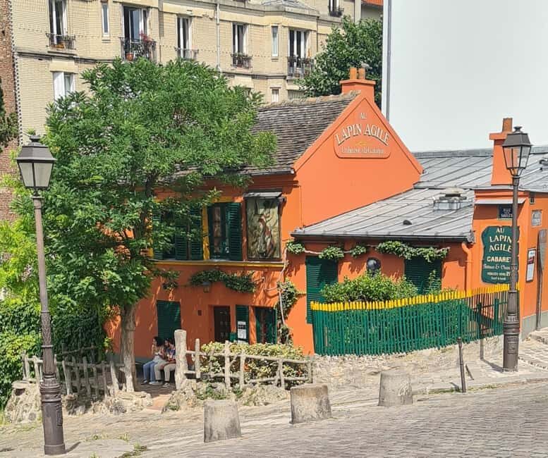 Paris: Montmartre Drawing tour with a local artist - Starting at Place des Abbesses: a practical meeting point