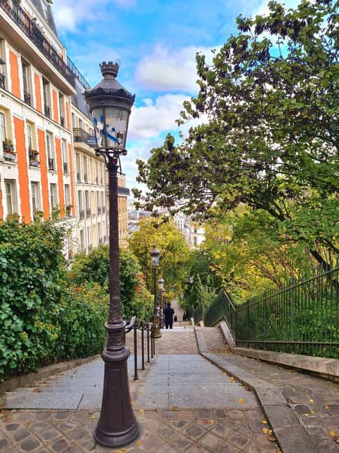 Paris: Montmartre Drawing tour with a local artist - Weather changes everything. This tour has a backup plan.