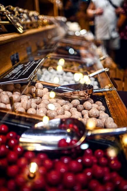 Paris: Montmartre Food Tasting Walking Tour with Secret Dish - The secret dish finale with red and white wine pairing