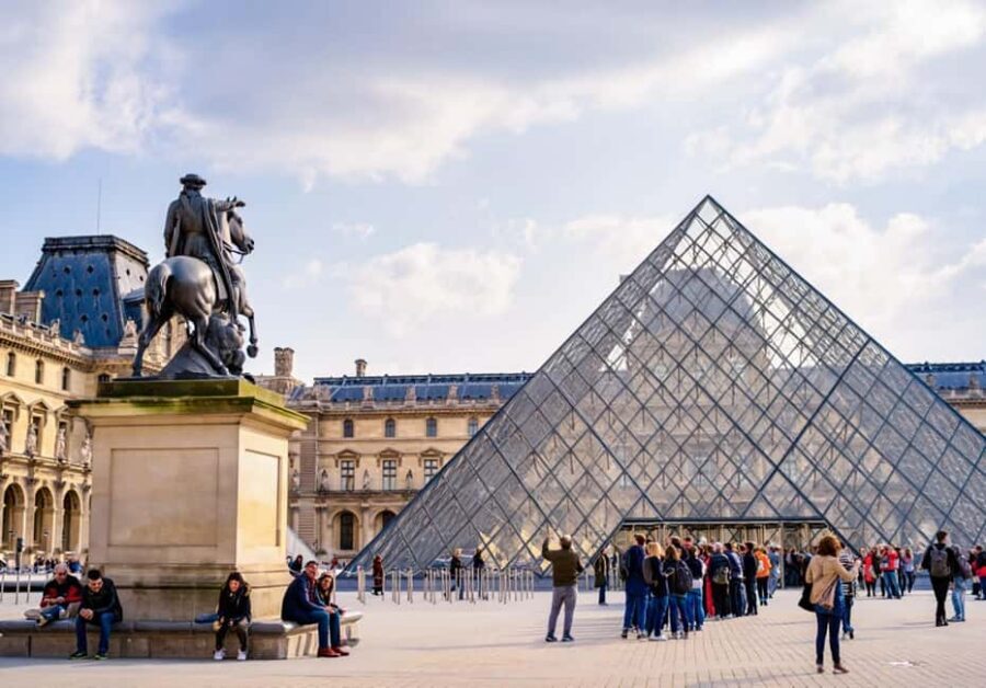 Paris: Montmartre, Notre-Dame, & Louvre Tour with Cruise - Lunch Break in Paris: Keep It Simple