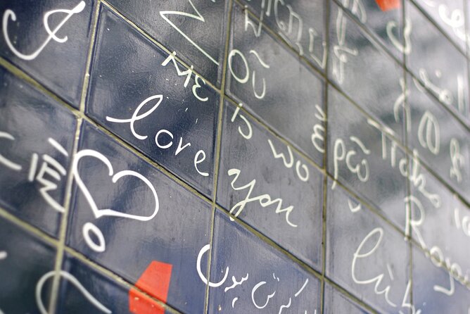 Paris (Montmartre) Scavenger Hunt and Sights Self-Guided Tour - Mur des Je t’aime: where the questions make you notice what’s there