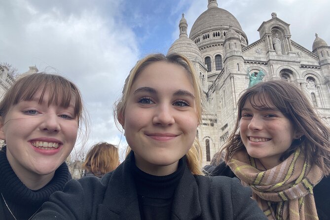 Paris (Montmartre) Scavenger Hunt and Sights Self-Guided Tour - Place du Tertre: a good spot to slow down and play