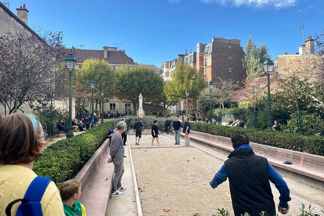 Paris Montmartre Walking Tour: Art & Rebel Legacy - Small Group - Place des Abbesses and Mur des Je t’aime: Love Notes in Stone