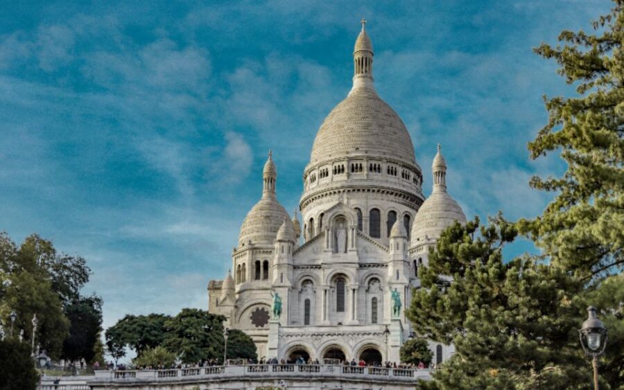 Paris: Montmartre Walking Tour with Sacré-Cœur Entry Option - Bateau-Lavoir: the creative past behind the streets