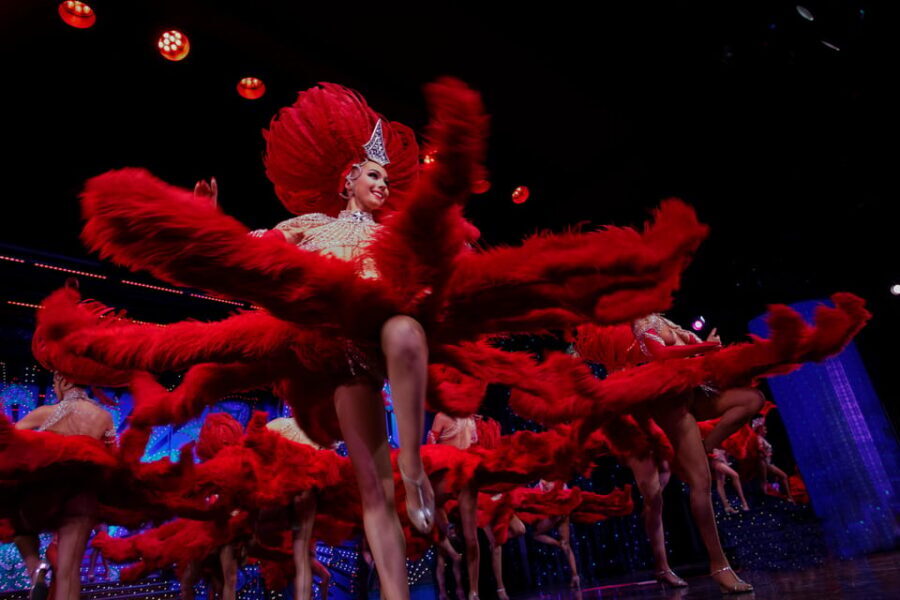 Paris: Moulin Rouge Show with Champagne and Drop-Off Service - Féerie at Moulin Rouge: What the 100-Performer Show Really Feels Like