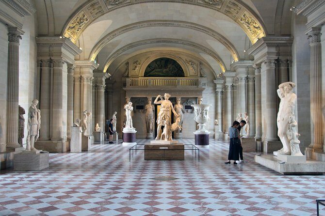 Paris Murders and Mysteries semi-private tour of the Louvre - Where to Meet: Cour Napoléon and the Louis XIV Copy