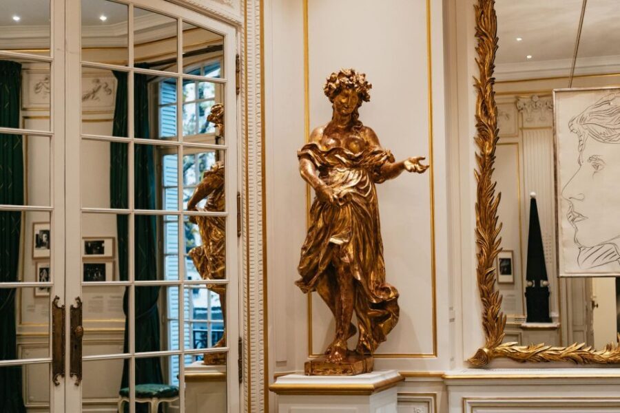 Paris: Musée Yves Saint Laurent Before Opening Hours Tour - Photos allowed, but respect the rules