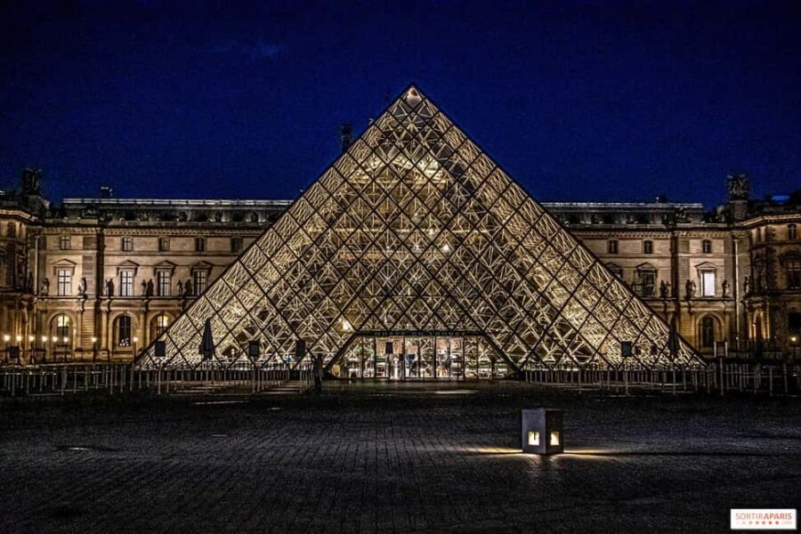 Paris: Night City Tour in a van for up to 7 people - Rolling through Paris at night in a 7-seater van