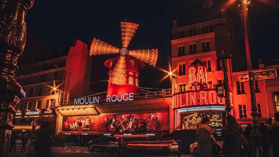 Paris: Night City Tour in a van for up to 7 people - Moulin Rouge and Pigalle after dark: the fun and the caution