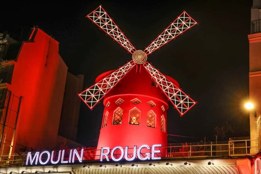 Paris: Night City Tour in a van for up to 7 people - Opéra Garnier, Louvre, Notre-Dame: seeing the biggest names on one drive