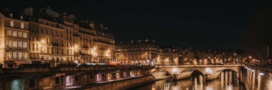 Paris: Night City Tour in a van for up to 7 people - Saint-Michel to Saint-Germain-des-Prés: student streets and classic cafés