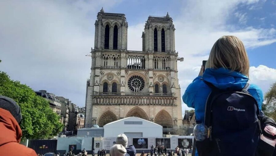 Paris: Notre Dame Exterior, Latin Quarter Tour and Pantheon - Getting started at Metro Cité and why the pace feels right